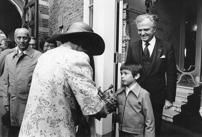 840984 Afbeelding van een jongetje dat koningin Beatrix bloemen overhandigt bij haar aankomst bij het provinciehuis ...
